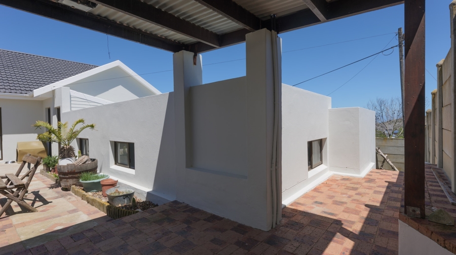 4 Bedroom Property for Sale in Struisbaai Western Cape